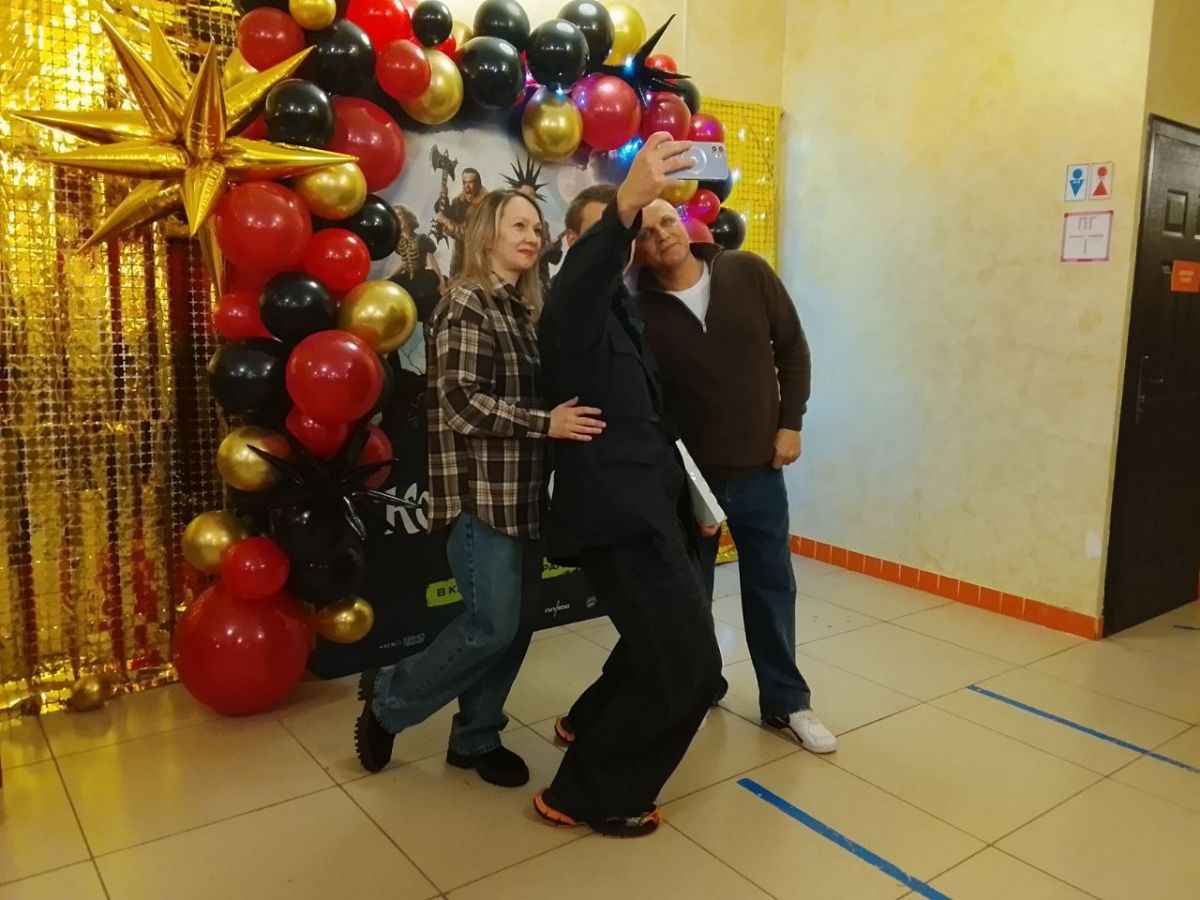 «Он наш родной»: как ливенцы встретили звезду сериала «КиШ» Влада Коноплева