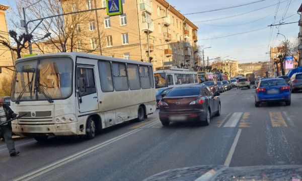 В Рязани в центре города образовалась пробка из-за ДТП между автобусом и троллейбусом