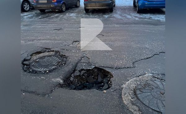 Фотофакт: в Рязани на улице Бирюзова образовалась огромная яма