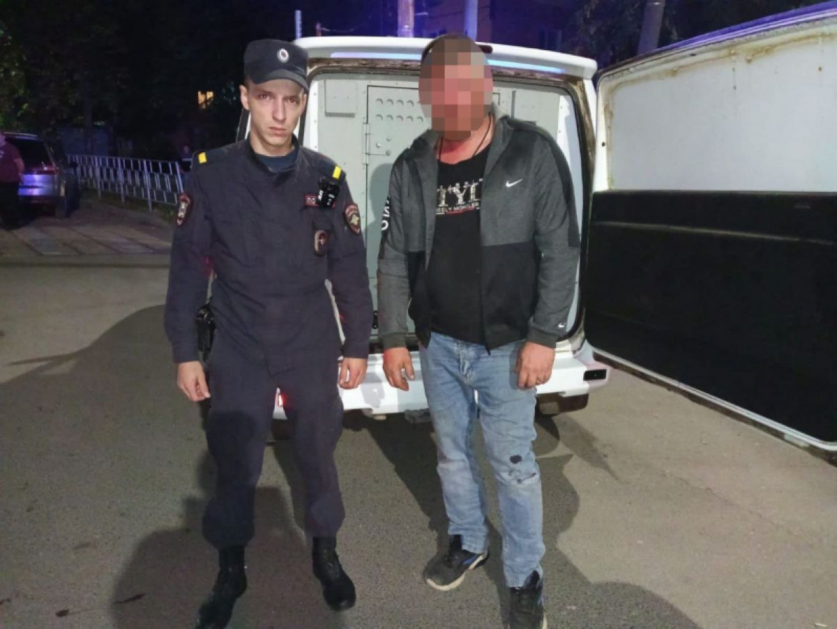 В Рязани дебошир повредил припаркованный автомобиль на улице Связи