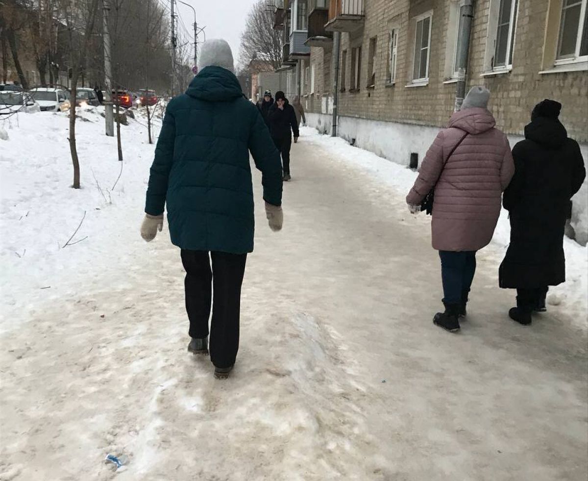 Жительница Рязани пожаловалась на снежную кашу и наледь по дороге до школы №11