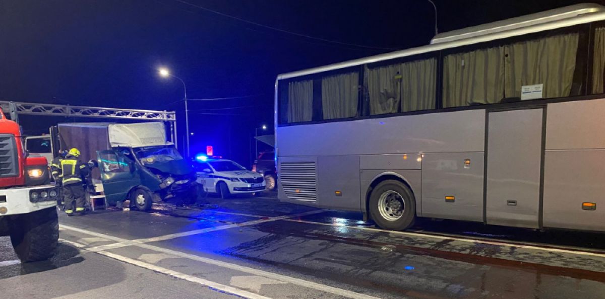 В Рязанском районе при столкновении автобуса и грузовика пострадали два человека