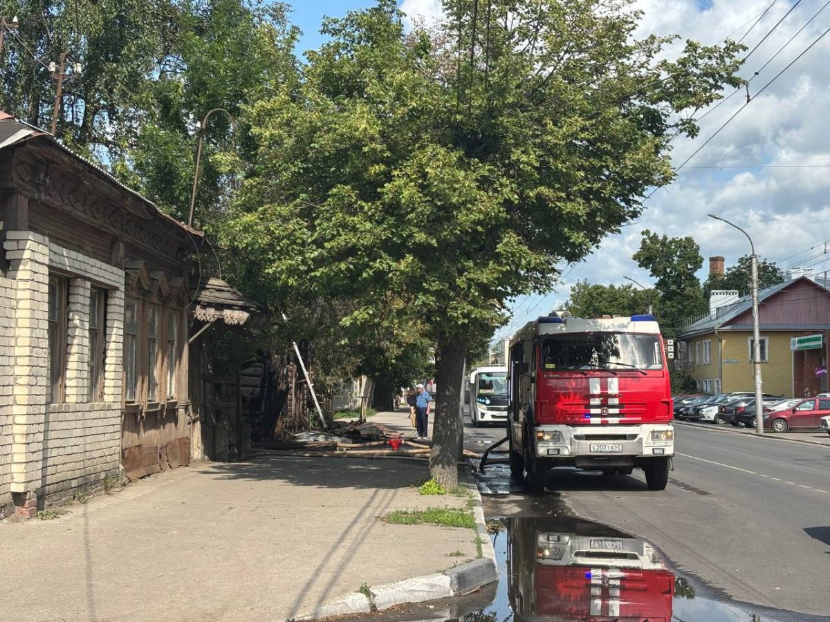 Фотофакт: в центре Рязани сгорел дом