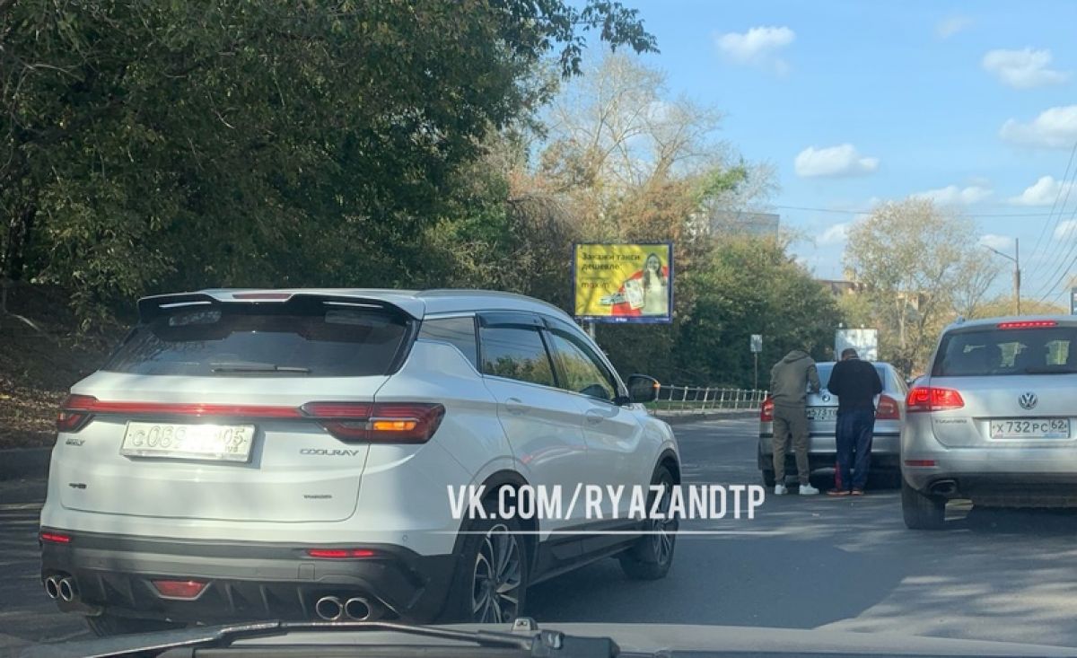 В Рязани на улице Каширина образовалась пробка из-за аварии