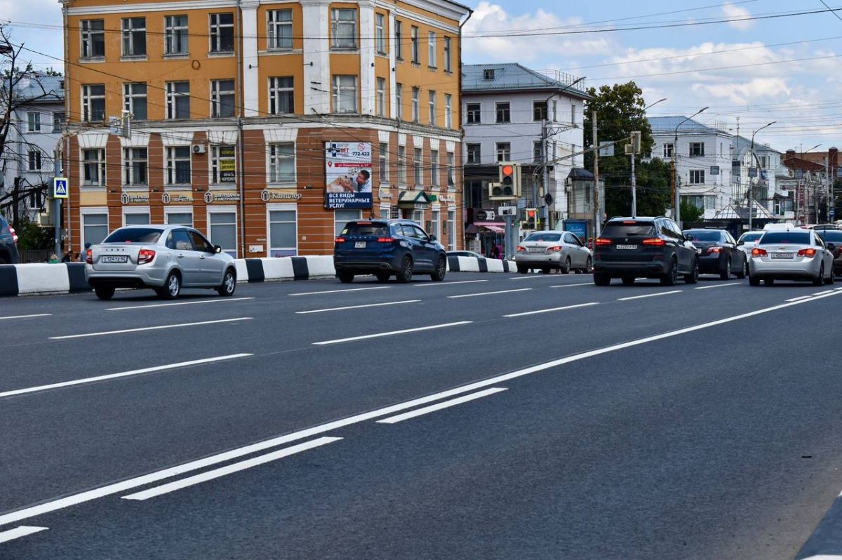 В Рязани завершен ремонт теплосетей на Первомайском проспекте: водителей просят соблюдать правила на выделенных полосах