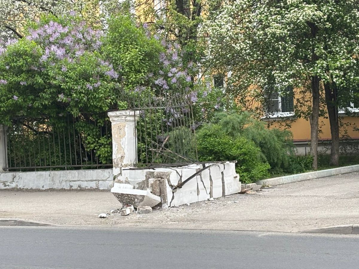 В центре Рязани забор оказался в интересном положении
