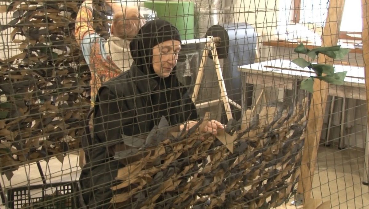 Рязанцы плетут маскировочные сети для участников СВО