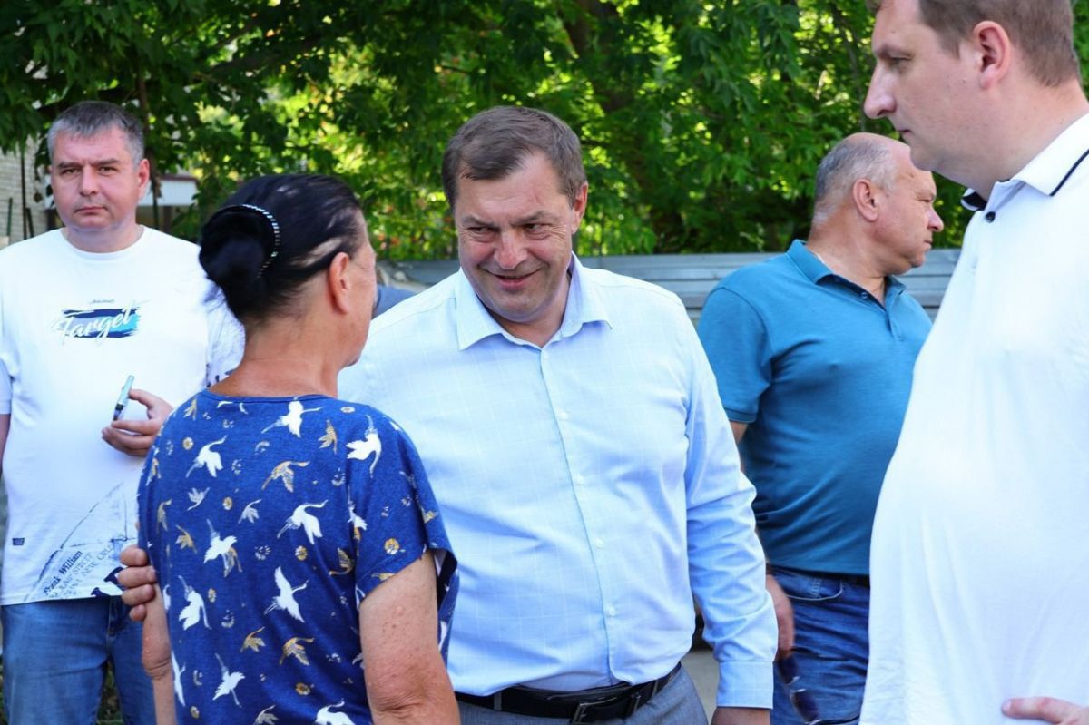 Виталий Артемов поручил проработать вопрос асфальтировки нескольких дорог в Приокском