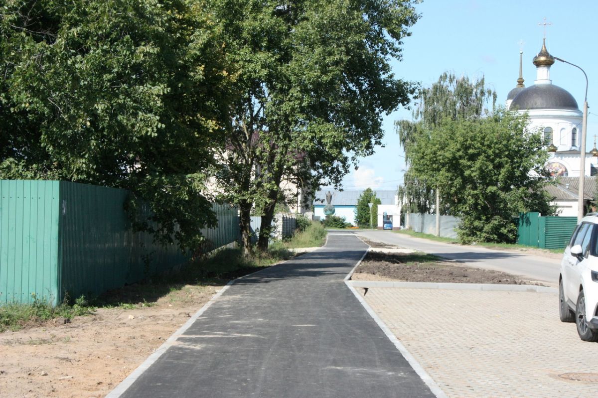 В Солотче проверили ход работ по обустройству пешеходной дорожки к школе № 32