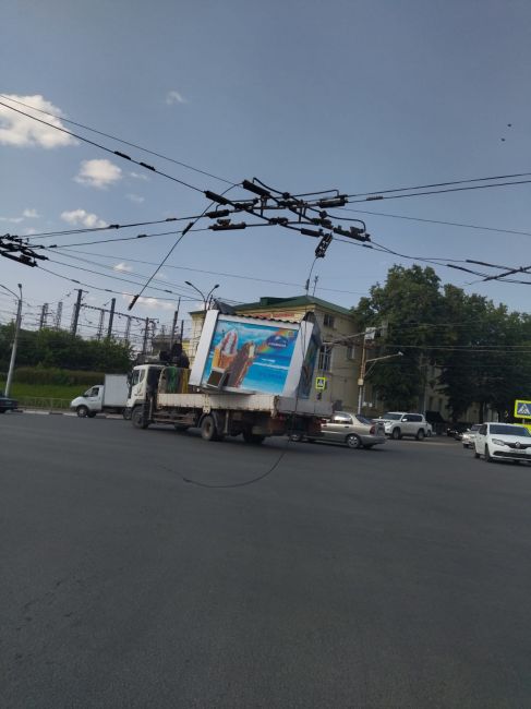 В центре Рязани погрузчик оборвал провода