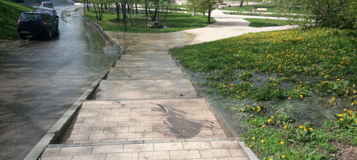 В центре Рязани появился незапланированный водопад, который плохо пахнет