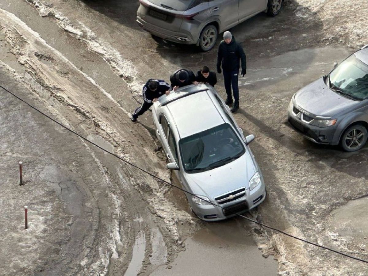 Рязанцы пожаловались на глубокую яму на Касимовском шоссе, из которой невозможно выехать