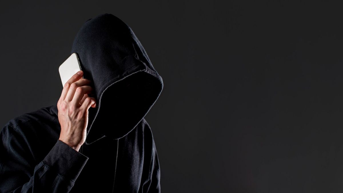 В Рязани мошенники выманили у женщины 202 тысячи рублей под предлогом защиты от преступников