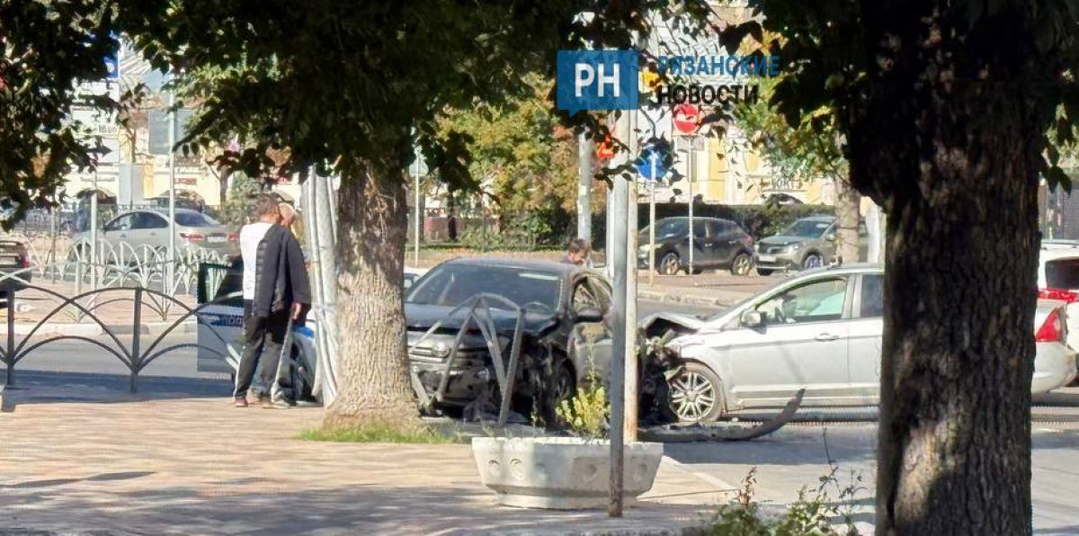 В центре Рязани после ДТП смяло легковушку