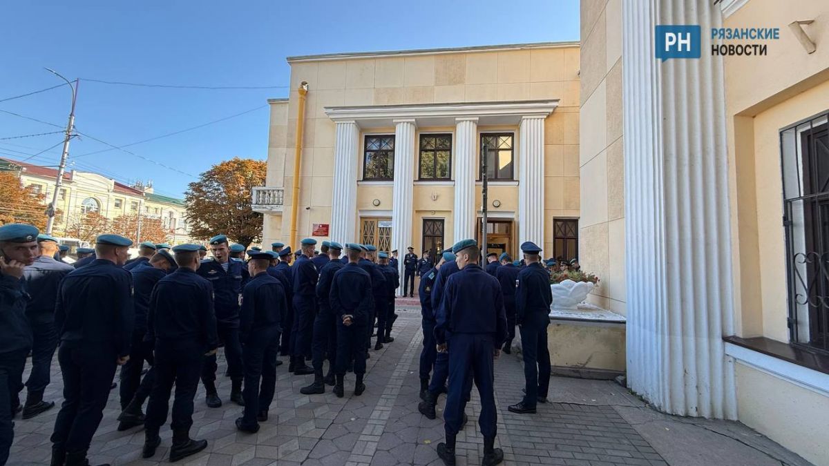 Курсанты Рязанского училища ВДВ «строем» идут голосовать на выборах депутатов Рязоблдумы