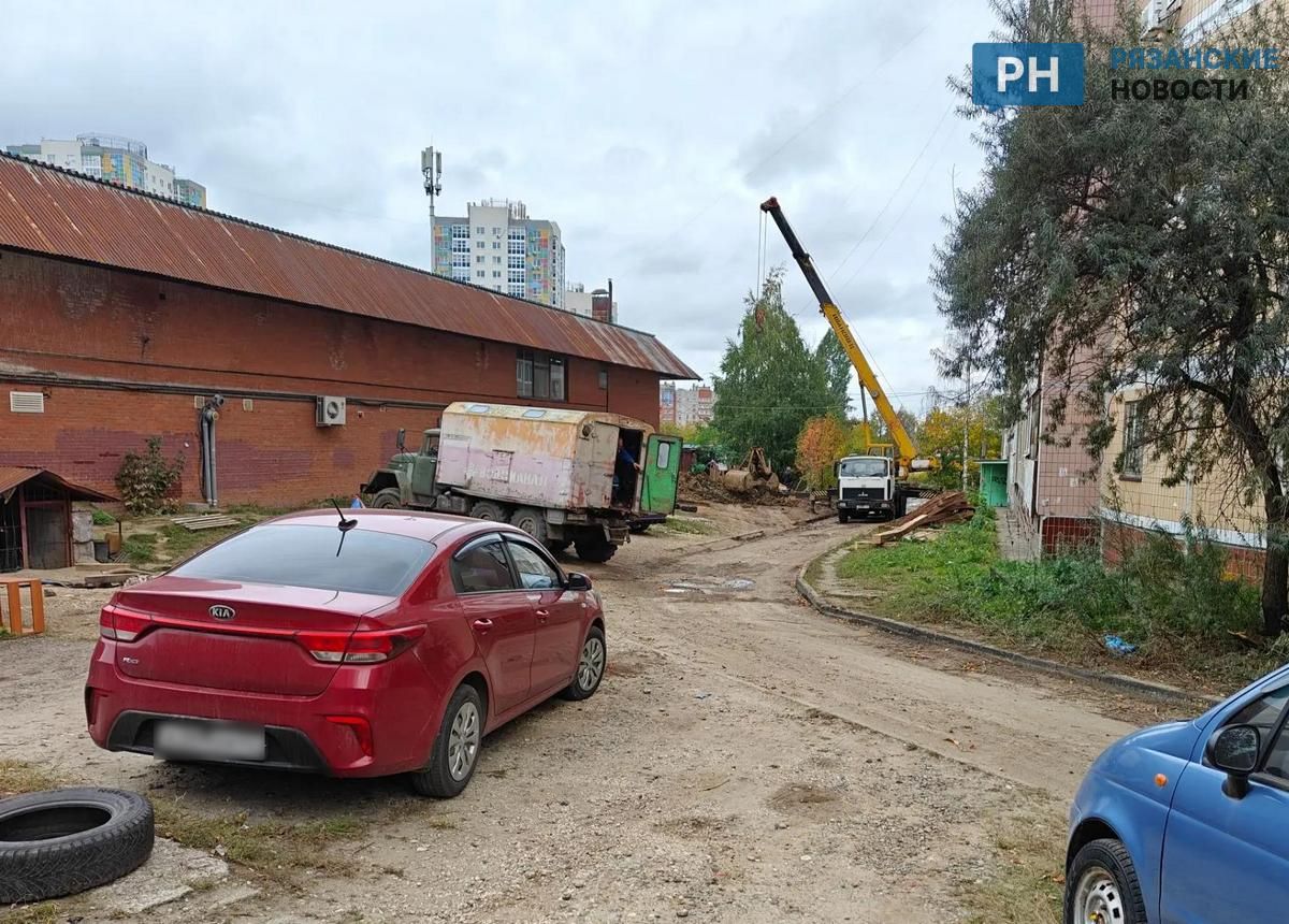 В Рязани три недели чинят канализационный коллектор
