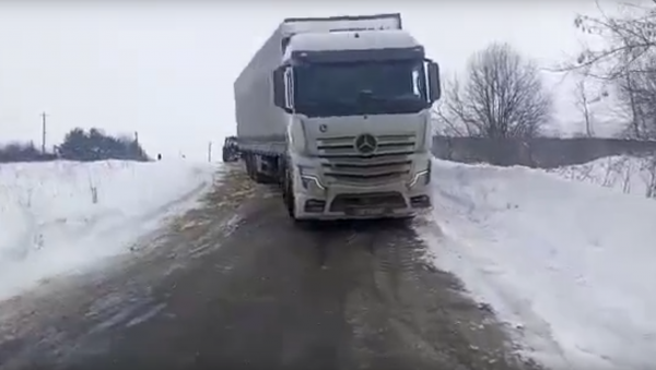 Жители Рязанской области помогли турецким дальнобойщикам преодолеть ледяной плен