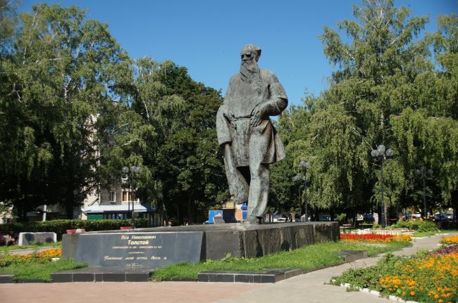 С ботинками и на добротном постаменте...