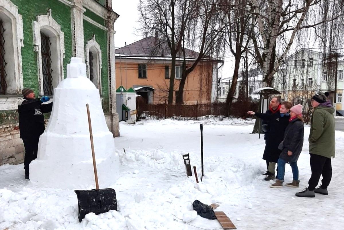 Возле старинного храма во Владимире появился снежный колокол