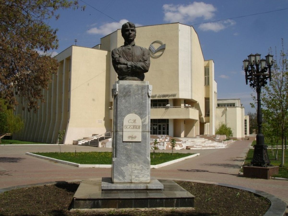 Орловский памятник Сергею Есенину