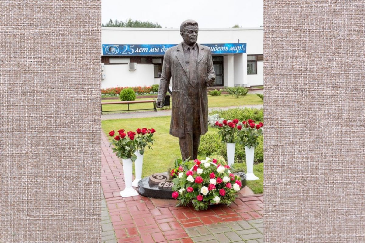 Памятник офтальмологу Святославу Фёдорову в Калуге