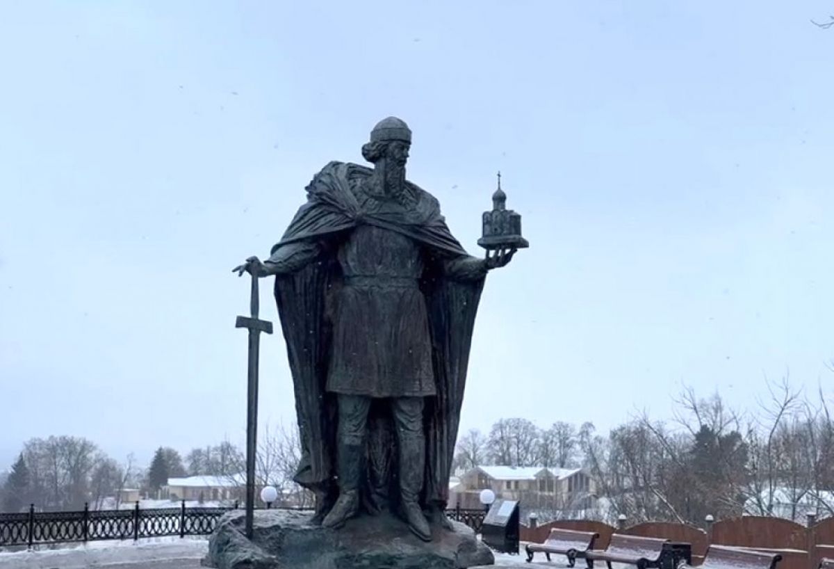 Памятник князю Юрию Долгорукому во Владимире