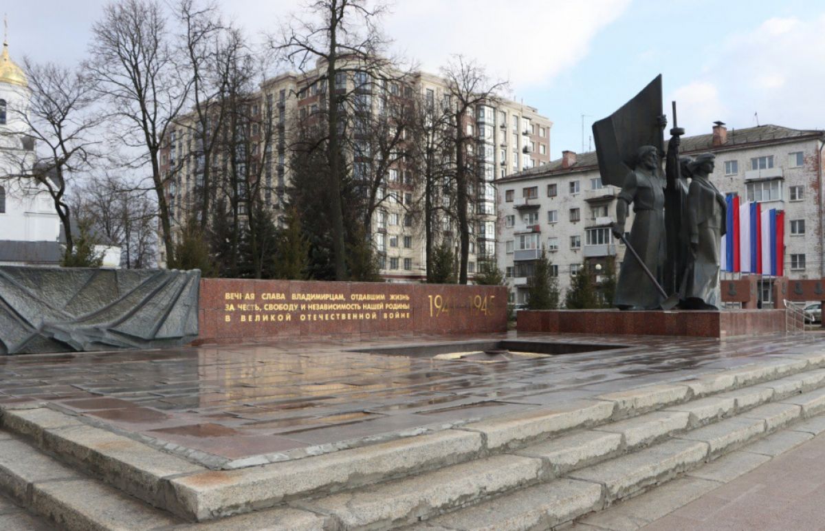 Казанская церковь, кинотеатр, Вечный огонь