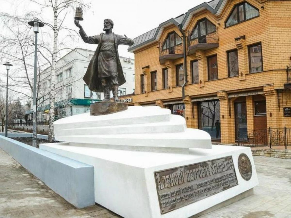 Памятник Алексею Петровичу Хренникову