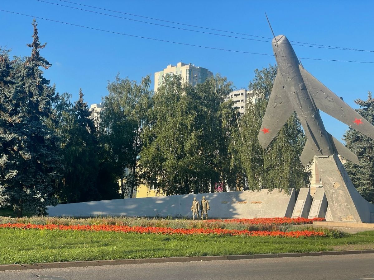 Монумент в честь героических подвигов авиаторов-липчан