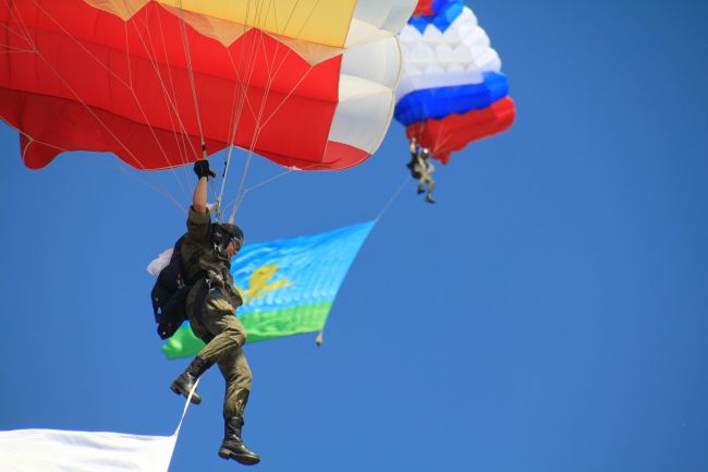 В Туле военнослужащие с флагами десантировались на территорию дивизии ВДВ