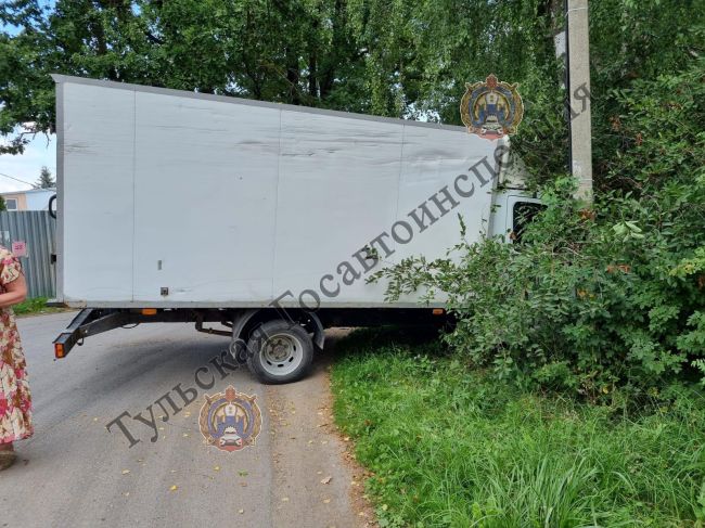 В деревне Ясная Поляна пьяный водитель ГАЗа врезался в забор и дерево