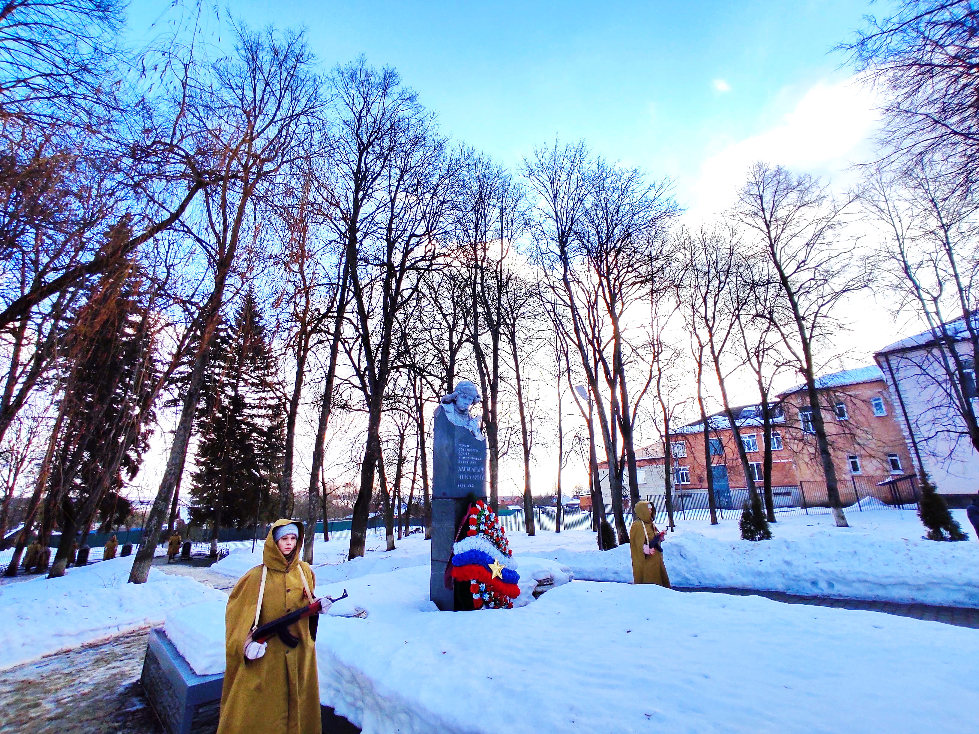 Полка для возложения цветов к мемориальной доске