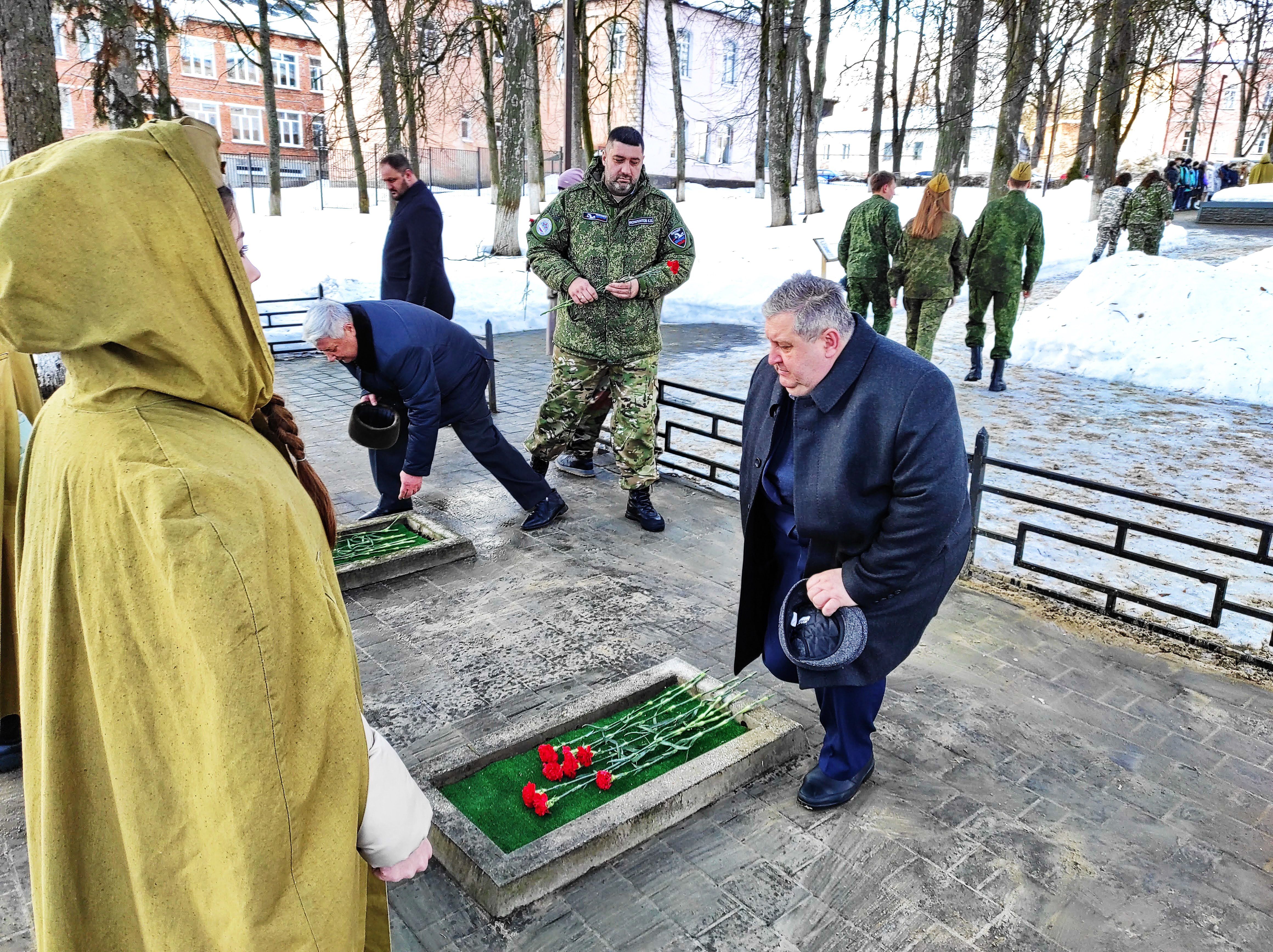 Полка для возложения цветов к мемориальной доске