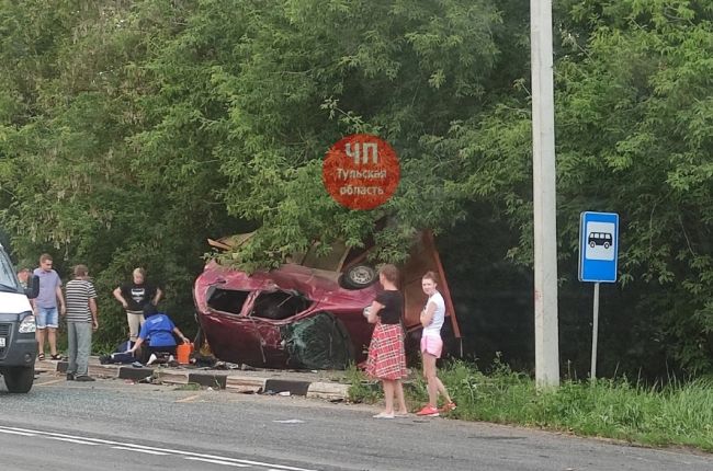 В Тульской области 31-летний водитель на Daewoo Matiz въехал в остановку и перевернулся