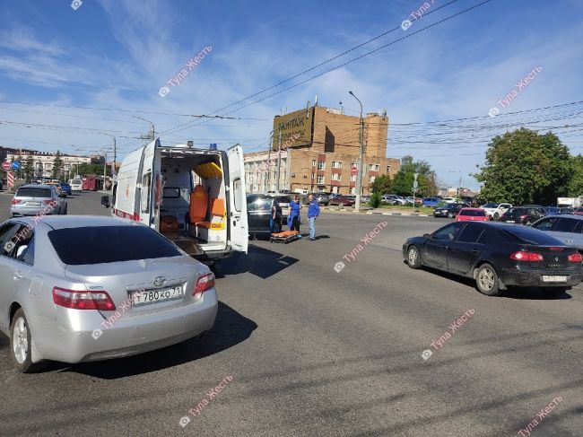 Улица Октябрьская в Туле встала в большой пробке