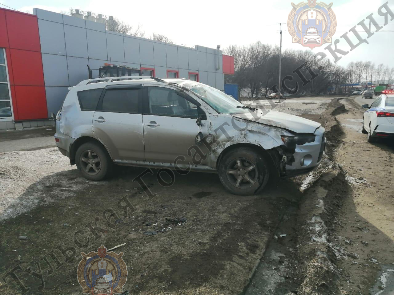 В Туле на улице Рязанской при ДТП с Land Rover опрокинулся Mitsubishi -  Тульские новости. Новости Тулы и Тульской области, сегодня и сейчас