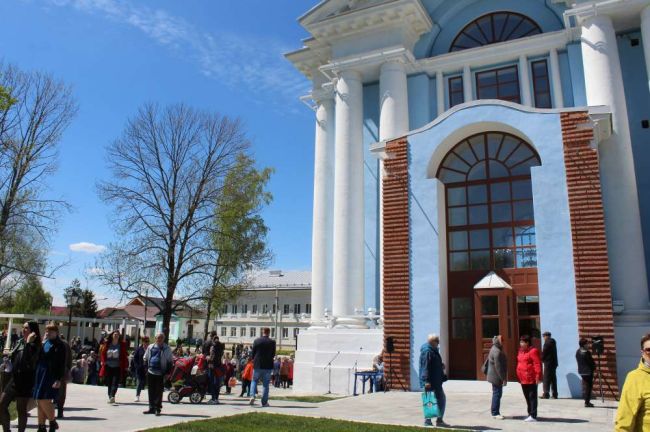 В Веневе открыли и освятили отреставрированную Николаевскую колокольню ...