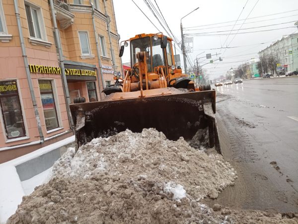 В Туле коммунальщики продолжают уборку заснеженных улиц