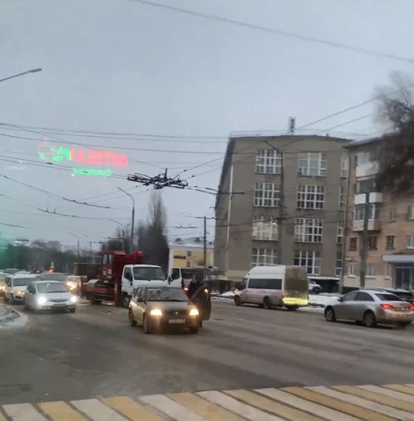 В Туле на проспекте Ленина столкнулись два авто и автовышка