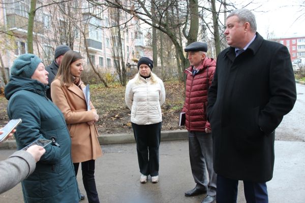 Анастасия Дементьева и Илья Беспалов посетили двор, отремонтированный по проекту «Наш город»