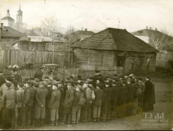 В сети выложили фото тульских очередей в военкомат в октябре 1942 года