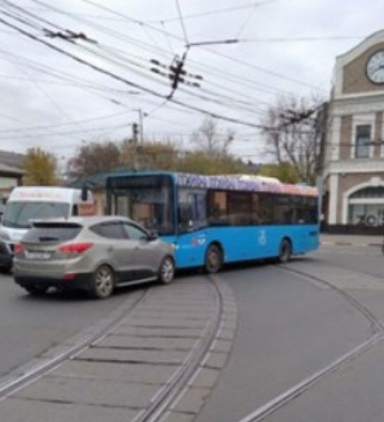 В Туле на улице Советская произошло ДТП с участием пассажирского автобуса