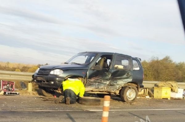 Под Тулой на трассе М-2 столкнулись Peugeot и Chevrolet Niva с прицепом