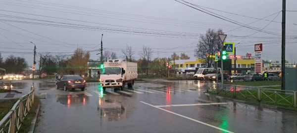 В Туле на Одоевском шоссе грузовик столкнулся с Chevrolet