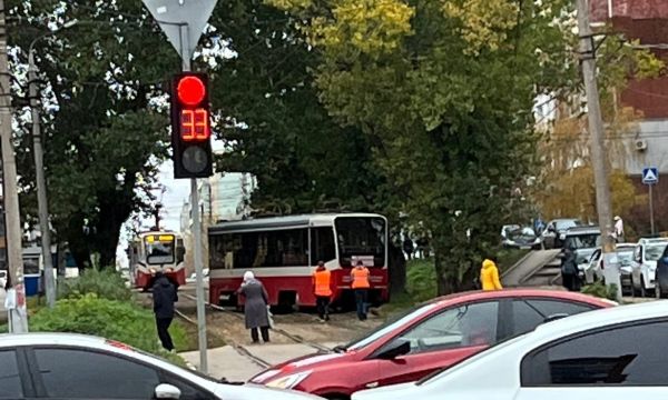 В Туле на улице Плеханова с рельсов сошел трамвай: движение уже восстановлено