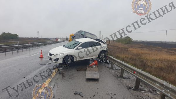 В Тульской области Mazda въехала в эвакуатор, который грузил Skoda: пострадали три человека 