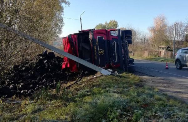 В деревне в Тульской области «прилег» грузовик