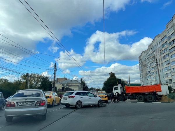 В Туле на пересечении Епифанской и Степанова произошло ДТП на трамвайных путях