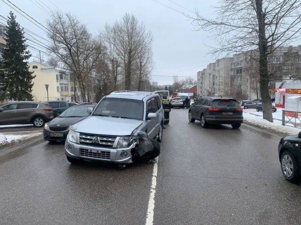 На Одоевском шоссе в Туле столкнулись внедорожник и легковушка