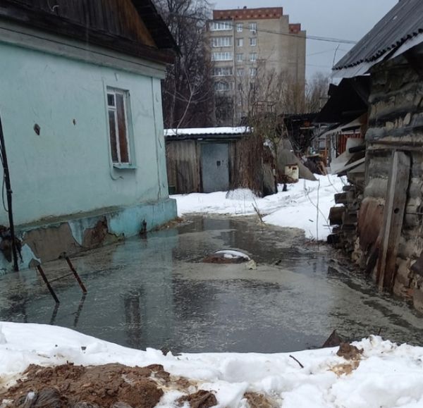 Алексинцы пожаловались на затопленные участки из-за прорыва городской канализации